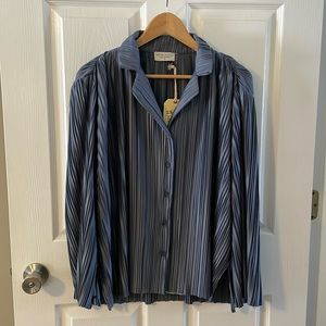 Dress Forum Los Angeles micro-pleated shirt. Size Small. Slate Blue.